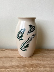 Jarrón de Cerámica Floral Artesanal con Silueta Redonda Pequeña, Acabado Mate Suave y Detalles Pintados a Mano para una Decoración Elegante de Mesa - Product Image 5