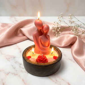 Escultura romántica de pareja con vela en cera rosa suave, figura artística de amor como centro de mesa dentro de un cuenco de madera rústico con motivos florales. - Product Image 2