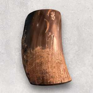 Tazas étnicas de cuerno que reflejan la herencia cultural, costumbres tradicionales de fiesta, artículos de bar rústicos, exhibición de artículos de bebida, colección de regalos. - Product Image 1