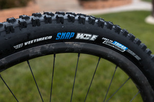Neumático plegable Vee Tire Snap WCE 29 x 2.35 para bicicleta de montaña, Tubeless Ready, compuesto Top 40, 72 TPI, para descenso por gravedad y enduro. - Product Image 5