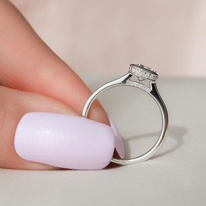 Bague classique avec pierre centrale taille coussin cultivée en laboratoire et halo dissimulé serti clos, pour un bijou élégant au quotidien - Product Image 2