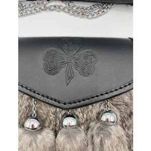 Pochette et sacs écossais haut de gamme en cuir noir à motif trèfle, avec 3 pompons et chaînes – Meilleures ventes - Product Image 4