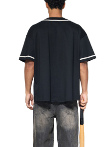 เสื้อเบสบอลสีแดงแบบสั้น ตัดเย็บด้วยผ้าโพลีเอสเตอร์ 100% เป็นมิตรกับสิ่งแวดล้อม ระบายอากาศได้ดี แห้งเร็ว พิมพ์ลายแบบซับลิเมชั่น พร้อมกระดุมติดแบบ Contrast Piped - Product Image 4