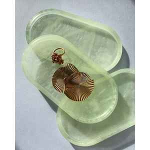 Bandeja Minimalista de Resina Epoxi para Servir y Almacenar Joyas, Accesorios de Baño y Regalos, Plato Moderno de Forma Ovalada para Mesa - Product Image 1