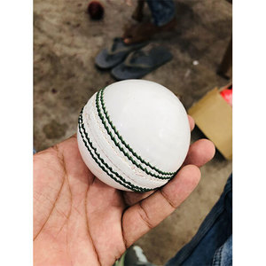 Pelota de Cricket Blanca Clásica Radhe Enterprises Modelo RE/25-26/255 Costuras Tradicionales Duraderas Cosida a Mano Ambidiestra Juvenil 38mm - Product Image 4