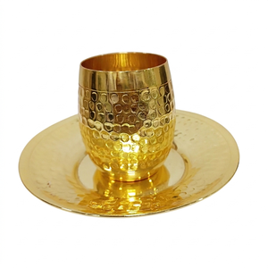 Coupe Kiddoush moderne martelée dorée avec base hexagonale en marbre – Ensemble durable, écologique, couleur personnalisable – Vin de Shabbat juif - Product Image 5