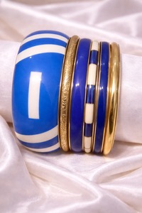 Bracelet élégant fait main en bois, résine et métal pour femmes modernes et stylées - Product Image 2