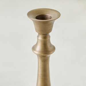 Paire de chandeliers en or antique avec des motifs tournés distinctifs, dotés d'une tige en spirale empilée et d'une base en piédestal cannelée - Product Image 3