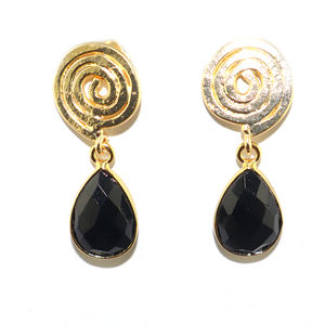 Boucles d'oreilles pendantes en laiton plaqué or 22 carats, style spirale en fil, avec onyx noir taillé et quartz hydro, serti clos en forme de poire, collection Royal Fashion - Product Image 1