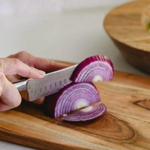 Tabla de cortar de madera de acacia, diseño redondo grande tipo pala, gruesa, duradera, segura para cuchillos, ideal para cortar, servir y uso elegante en la cocina. - Product Image 2