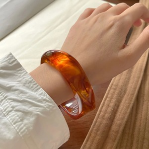 Bracelet manchette large en résine, bijou fantaisie multicolore de forme ronde, style moderne, accessoire féminin - Product Image 5