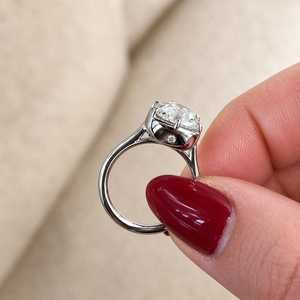 Anillo de Compromiso Moderno con Moissanita Brillante de 2 Quilates, Corte Cojín, Plata 925 Original, Regalo para Ella, para Bodas, Ceremonias y Fiestas - Product Image 3