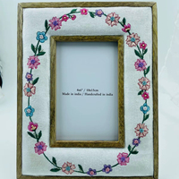 Cornice Portafoto da Parete in Legno e Tessuto, Collezione Primavera di Lusso, Fatta a Mano, Moderna, Ricamata e Decorata con Perline, Leggera e Resistente