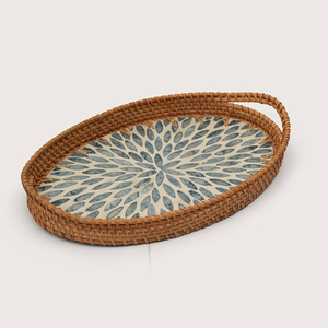 Plateau rond en rotin tressé gris avec poignées latérales intégrées et motif de tissage fin, disponible à prix de gros. - Product Image 2