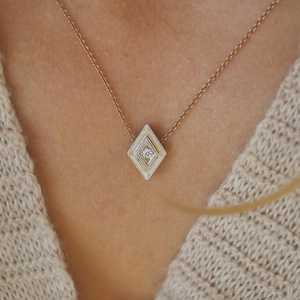 สร้อยคอจี้เพชรสลักลายวินเทจ ทองคำแท้ 14k ทรงกลม เพชรเลี้ยงในห้องปฏิบัติการ ตัวล็อกแบบก้ามกุ้ง ดีไซน์เรียบหรู เหมาะสำหรับใส่ทุกวัน เครื่องประดับคุณภาพสูง - Product Image 4