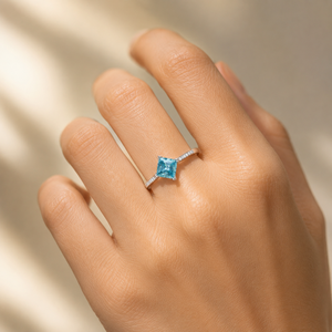Bague de fiançailles en diamant bleu en forme de princesse, bague en moissanite plaquée or blanc pour femme, cadeau d'anniversaire - Product Image 5