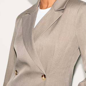 Blazer de mujer OEM de doble botonadura con solapa de pico y hombros acolchados, chaqueta de traje a medida para oficina, venta al por mayor, ropa de trabajo personalizada para oficina - Product Image 6