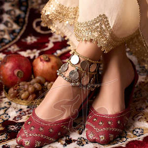 Embrace Serenity - Zapatos Khussa Personalizables para Mujer, Diseño Detallado Hecho a Mano con Adornos de Piel Sintética - Product Image 4