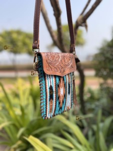 Elegante diseño azteca Cruz-Forma Handtooled Real Leather Mujeres Sling Phone Monedero y bolso de moda - Product Image 2