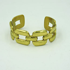 Bracelet manchette à maillons épais en laiton fait main – Jonc ouvert doré style brutaliste – Bijou audacieux à motif géométrique pour femme - Product Image 4