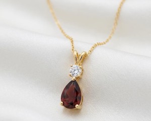 Collier pendentif goutte d'eau grenat rouge fait main en platine avec placage or 14 carats, bijou de luxe protecteur et apaisant, cadeau pour femme - Product Image 1