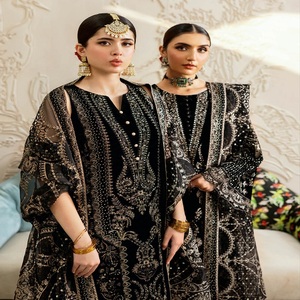 Costumes 3 pièces brodés en velours pour femmes Design pakistanais par Ramsha Volume 6 Robe de soirée Vêtements indiens et pakistanais - Product Image 3