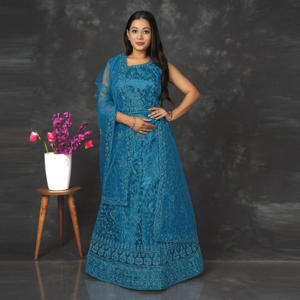 Lehenga Choli Radiant Net con Bordado Intrincado, Falda Acampanada, Blusa Elegante y Dupatta Transparente para Bodas, Diwali, Playa y Fiestas - Product Image 2