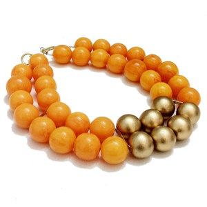 Collier de mode contemporain en perles, résine et bois pour des tenues élégantes - Product Image 3