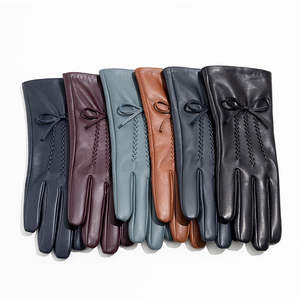Robe en peau de mouton véritable pour femme avec doublure en cachemire, gants élégants en cuir pour les occasions festives - Product Image 3