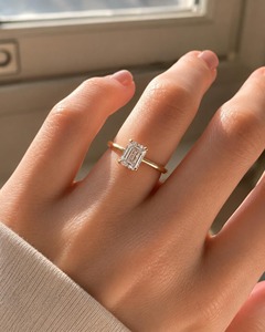 Anillo de Compromiso de Oro de 14K con Diamante Cultivado en Laboratorio con Corte Esmeralda, Anillo de Bodas Solitario para Mujer - Product Image 4