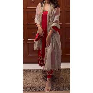 Nueva Colección de Diseños de Vestidos de Fiesta Versátiles con Estilo Étnico Fusionado, Listos para Usar, Conjunto de Lehenga y Saree - Product Image 3