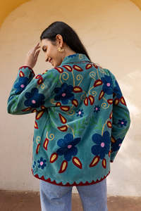 Veste pour femme en velours de coton turquoise, style bohème Suzani, multicolore et brodée, qui rehausse instantanément la garde-robe d'hiver. - Product Image 4