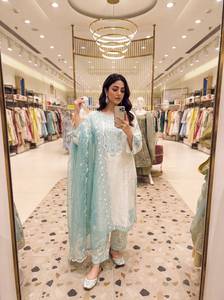 ชุดสัลวาร์ คามีซสีเขียวมิ้นท์ปักลายสีขาว พร้อมผ้าคลุมไหล่ สำหรับผู้หญิง สวมใส่ในงานเลี้ยงอย่างสง่างาม - Product Image 4