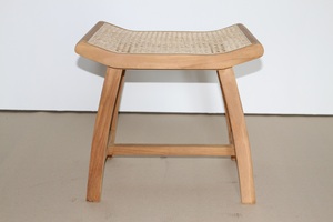 Tabouret de spa moderne avec structure en teck massif et assise incurvée en rotin tressé artisanal, finition soigneusement poncée - Product Image 4
