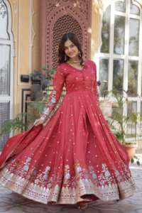 Vestido Anarkali con Bordado - Conjunto de 2 Piezas de Viscosa Cosmos con Bordado en Foil, Lentejuelas Zari y Dupatta - Product Image 2