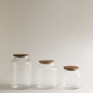 Bocaux en verre avec couvercles en bois pour le stockage de cornichons faits maison, sauces, épices, café, thé, sucre, collations et articles de garde-manger - Product Image 4