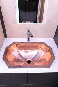 Tablier d'évier de cuisine vintage en cuivre avec bol profond et surface texturée pour une esthétique de cuisine traditionnelle élégante - Product Image 5