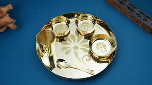 Elegante juego de vajilla de latón dorado, bandeja de servir, tazón, cuchara, vaso, vajilla de lujo para mesa, decoración de cocina india para ocasiones festivas. - Product Image 3