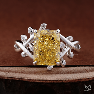 แหวนเพชรแล็บทรงเรเดียนท์คัทสีเหลืองเข้มหรูหรา น้ำหนัก 4.03 กะรัต ดีไซน์ได้รับแรงบันดาลใจจากธรรมชาติ แหวนหมั้นทอง 10K - Product Image 1