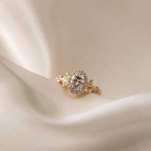 แหวนหมั้นเพชรโมอิสซาไนต์ทรงรี 2 กะรัต ประดับเพชรรอบวง ทองคำแท้ 14K สไตล์วินเทจ สำหรับเป็นของขวัญวันครบรอบสำหรับผู้หญิง - Product Image 1