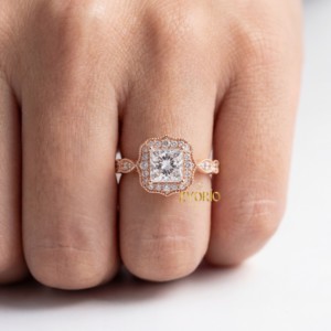 Anillo de Compromiso Vintage con Halo de Diamantes Corte Princesa en Oro de 18K, Joyería Fina con Milgrain, Elegante Regalo para Mujer - Product Image 6
