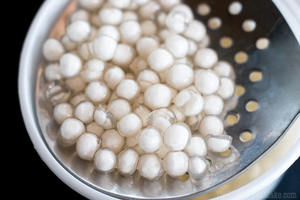 Délicieuses perles de tapioca vietnamiennes 3Q, billes de boba éclatantes pour garnitures de yaourt, préparation de desserts culinaires uniques et snacks. - Product Image 6