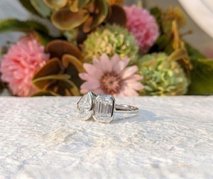 Anillo de compromiso de moissanita Toi Et Moi de 2 CT, oro blanco macizo de 14K, corte esmeralda en forma de pera, dos piedras engastadas en bisel, chapado en rodio - Product Image 2