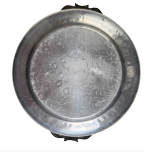 Bol en argent au design floral élégant avec poignée, idéal pour la présentation décorative, comme centre de table, pour fruits, noix, bonbons, ou pour la décoration intérieure ou comme cadeau. - Product Image 2