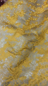 Tissu brocart jacquard Kinkhab en soie Banarasi, matériau tissé lourd avec des broderies Zari pour robe, lehenga, vêtement - Product Image 3
