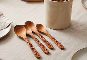 Ensemble de cuillères de service en bois sculptées à la main avec des poignées florales, design traditionnel, bois naturel, pour la restauration et l'usage quotidien - Product Image 3