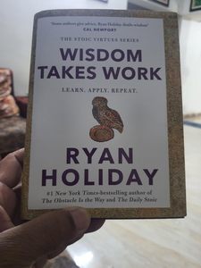 La sabiduría requiere trabajo, de Ryan Holiday, libro de bolsillo, guía motivacional sobre mentalidad y crecimiento personal - Product Image 3