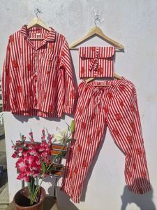 ชุดนอนผ้าฝ้ายพิมพ์ลายกุ้งมังกรสำหรับผู้หญิง |   ชุดนอนลายทางอินเดียทำมือ |   ชุดนอนผ้ามัสลินเนื้อนุ่ม - Product Image 5