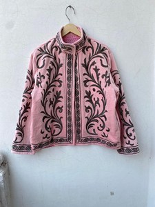 Chaqueta Premium Hecha a Mano de Terciopelo con Bordado de Cara de León Suzani, Floral Rosa, Manga Larga, Cuello Alto, Estilo Boho - Product Image 3