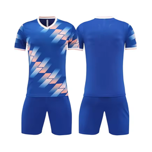 Conjunto de Uniforme de Fútbol Personalizado Unisex, Blanco y Rojo, Manga Corta, Cuello en V, Poliéster que Absorbe la Humedad, Logotipo Frontal - Product Image 4